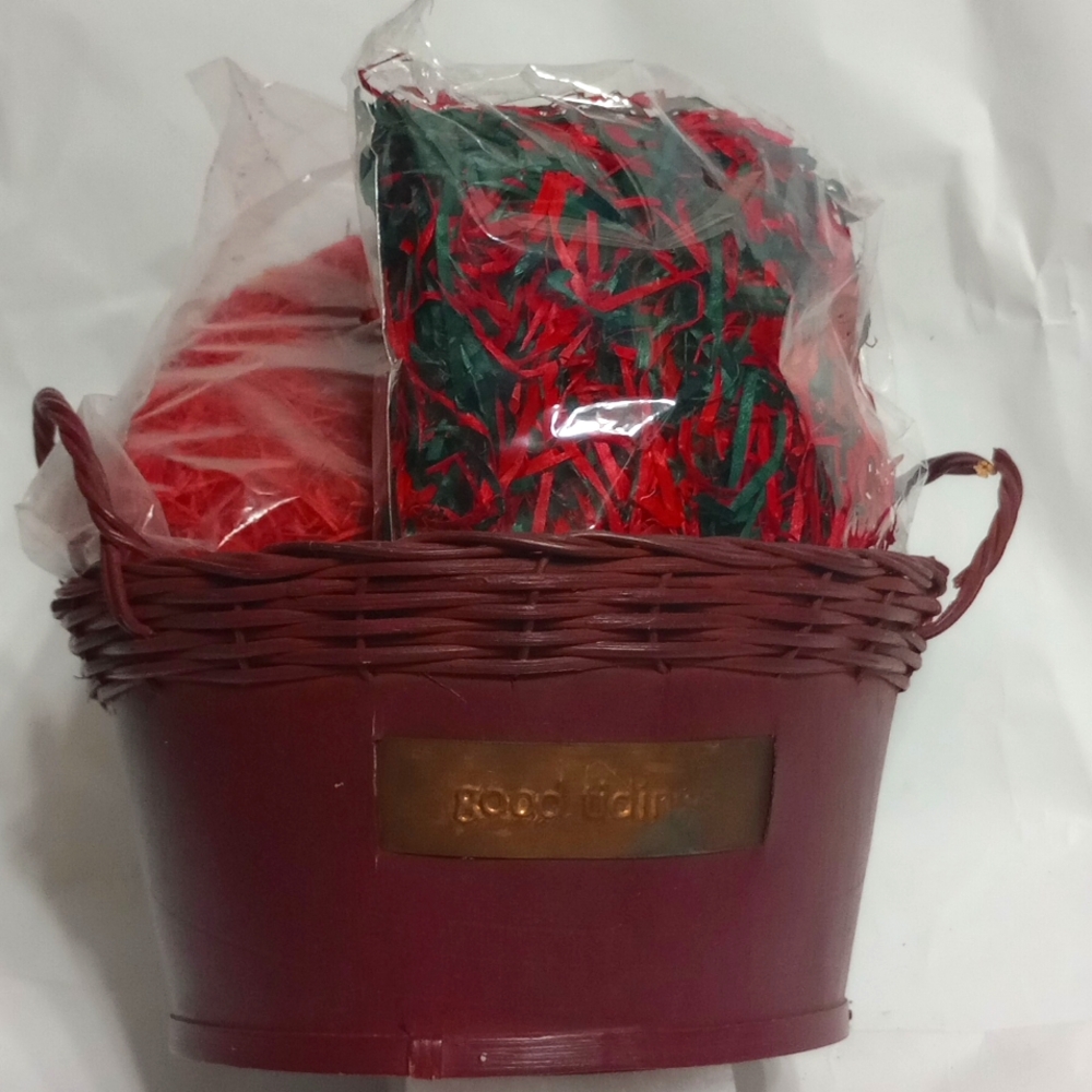 Good tidings basket with rafia